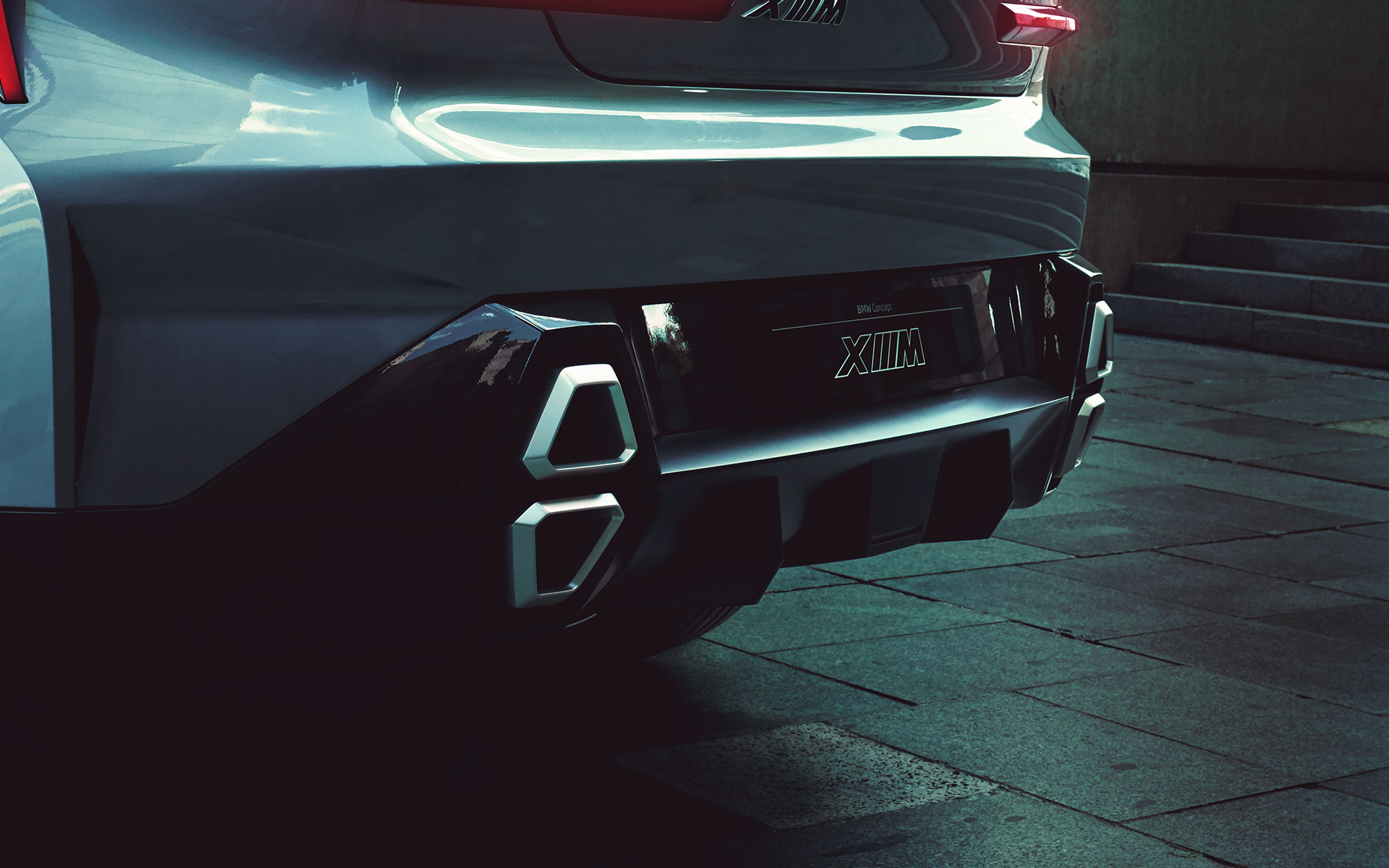 BMW Concept XM (G09), kolmen neljäsosan näkymä takaa katsottuna, lähikuva XM-logosta BMW Concept XM (G09), kolmen neljäsosan näkymä takaa katsottuna, lähikuva XM-logosta