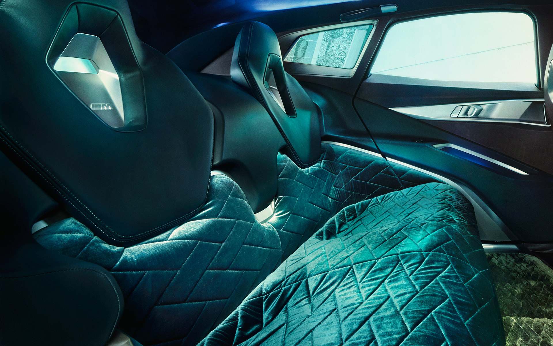 BMW Concept XM (G09), näkymä auton sisältä takatilasta, lähikuva loungesta BMW Concept XM (G09), näkymä auton sisältä takatilasta, lähikuva loungesta