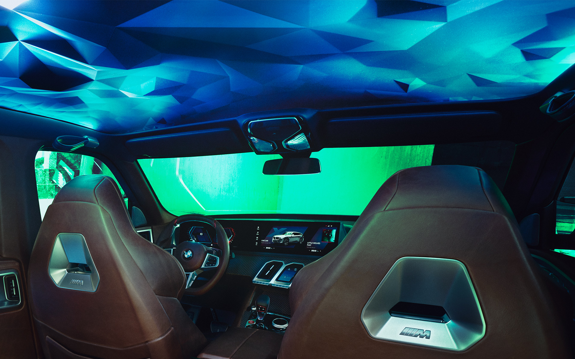 BMW Concept XM (G09), sivunäkymä sisätilasta, lähikuva sisäkattoverhoilusta BMW Concept XM (G09), sivunäkymä sisätilasta, lähikuva sisäkattoverhoilusta