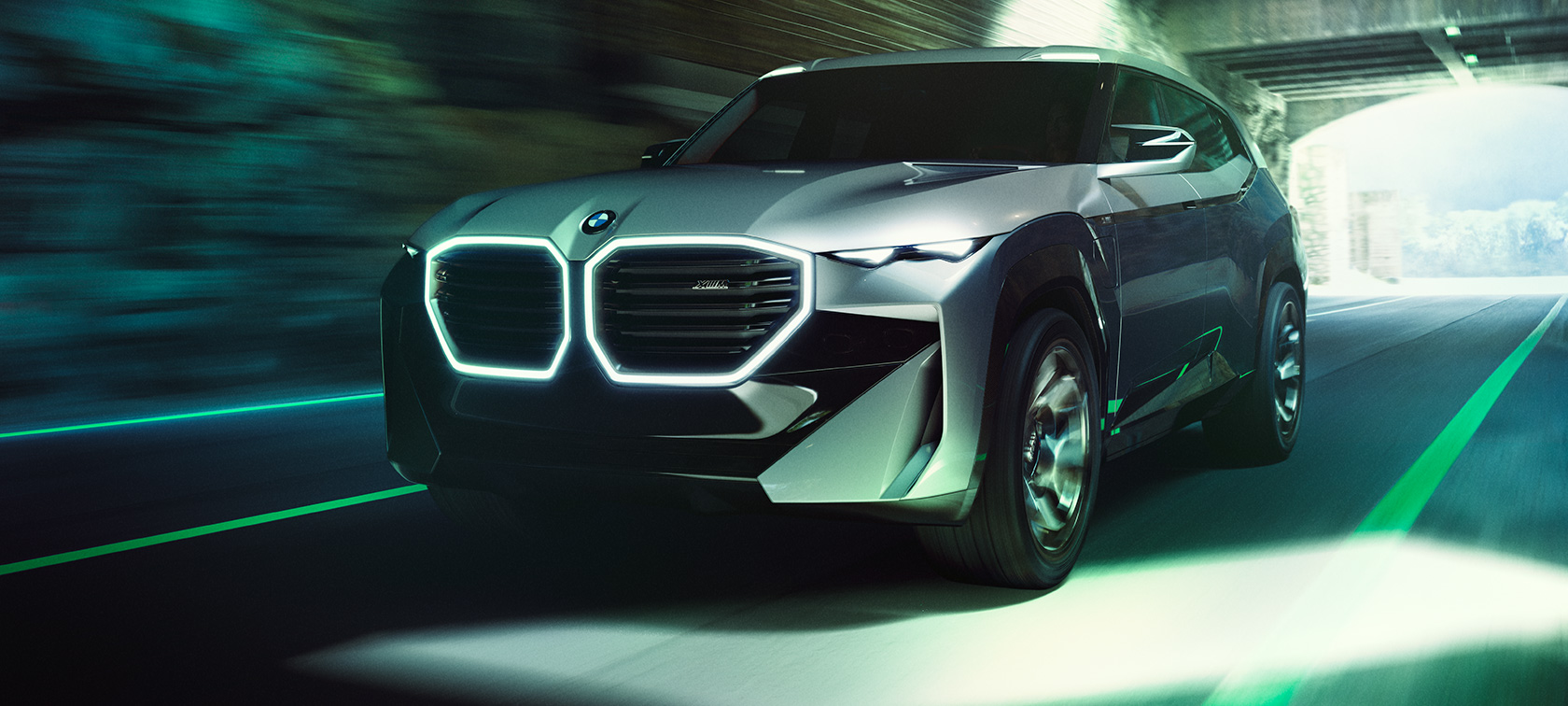 BMW Concept XM (G09), kolmen neljäsosan näkymä pysähtyneenä olevan auton edestä BMW Concept XM (G09), kolmen neljäsosan näkymä pysähtyneenä olevan auton edestä