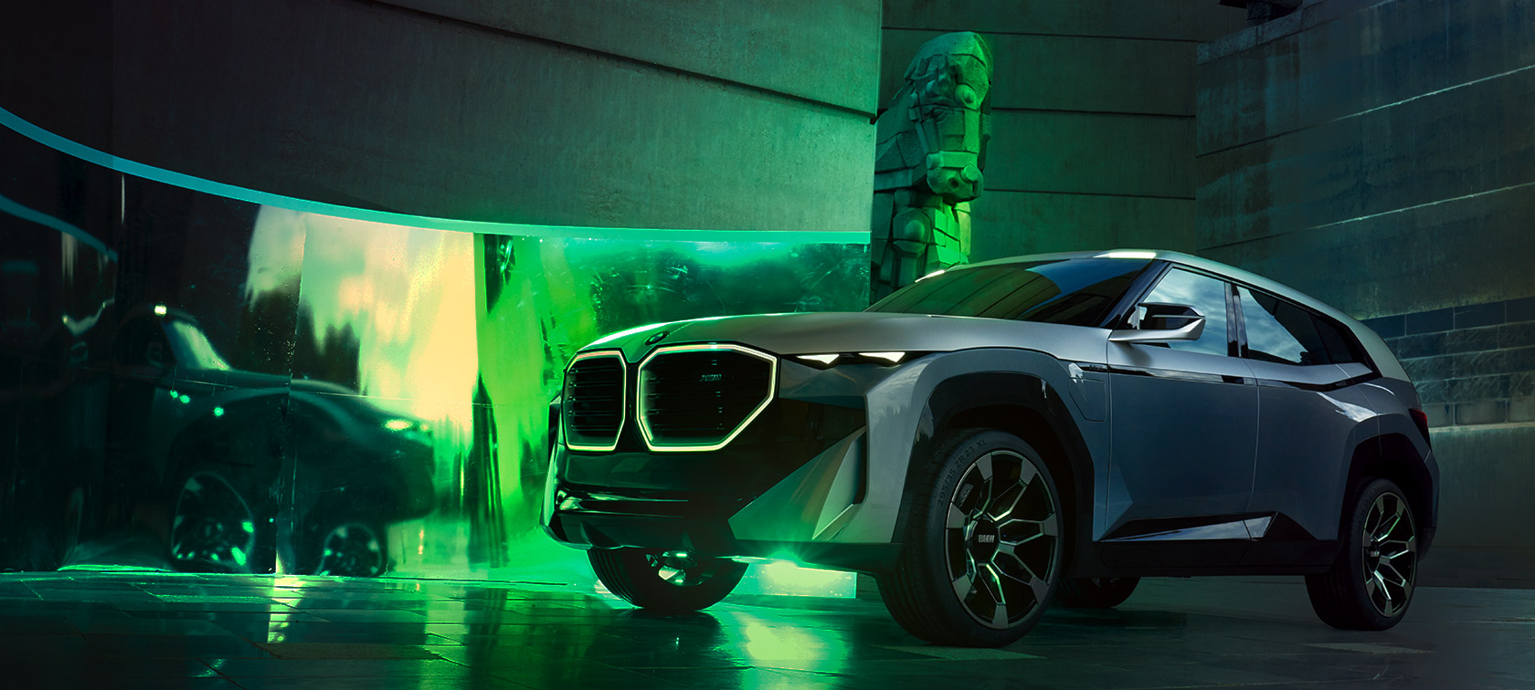 BMW Concept XM (G09), kolmen neljäsosan näkymä pysähtyneenä olevan auton edestä BMW Concept XM (G09), kolmen neljäsosan näkymä pysähtyneenä olevan auton edestä