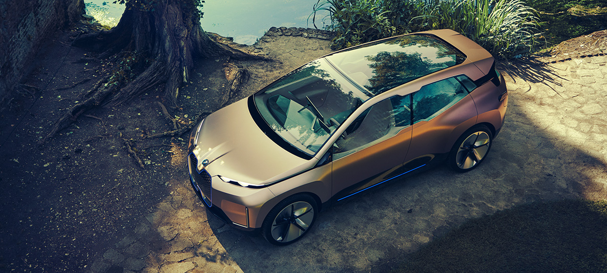 BMW Vision iNEXT ylhäältäpäin kuvattuna BMW Vision iNEXT ylhäältäpäin kuvattuna järven rannalla puun vieressä