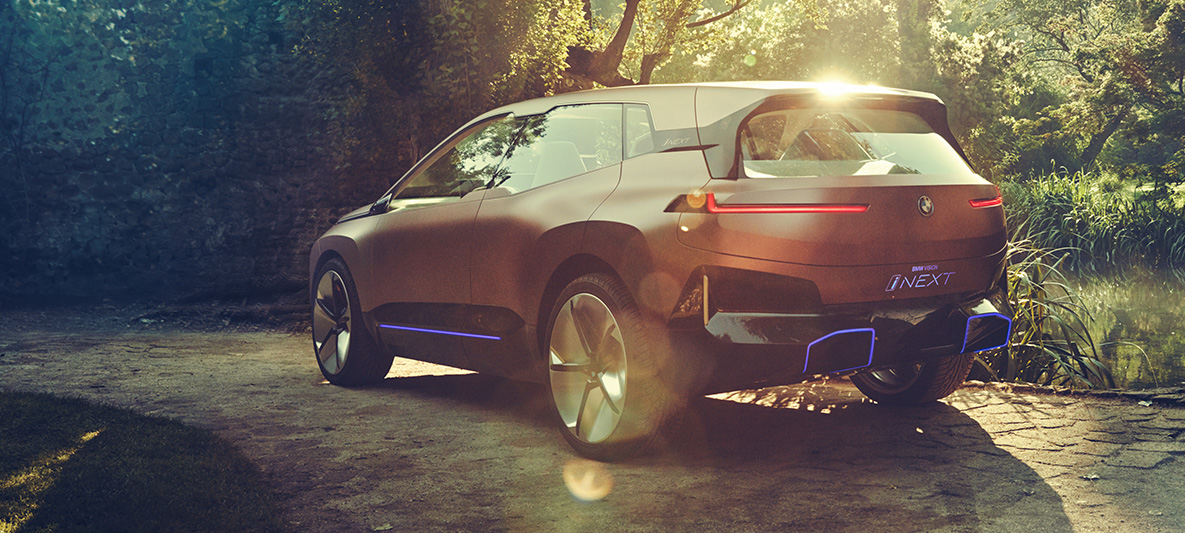 BMW Vision iNEXT takaa kuvattuna BMW Vision iNEXT takaa kuvattuna aurinkoisella metsäaukiolla