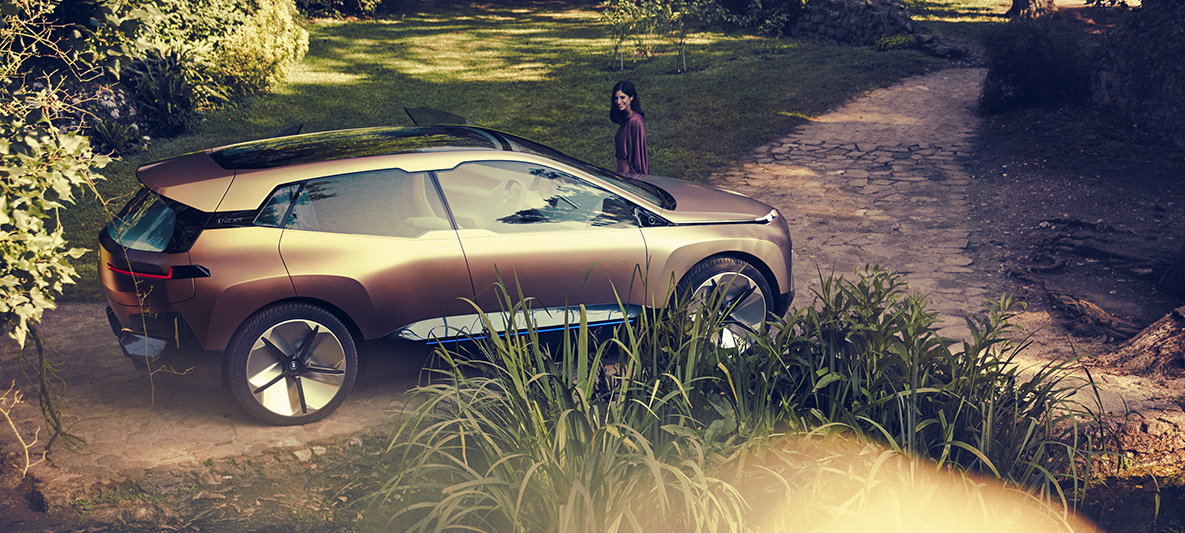 BMW Vision iNEXT sivulta kuvattuna BMW Vision iNEXT sivulta kuvattuna tienristeyksen eteen pysäköitynä