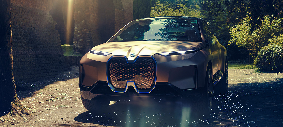 BMW Vision iNEXT edestä kuvattuna BMW Vision iNEXT edestä kuvattuna pihatiellä