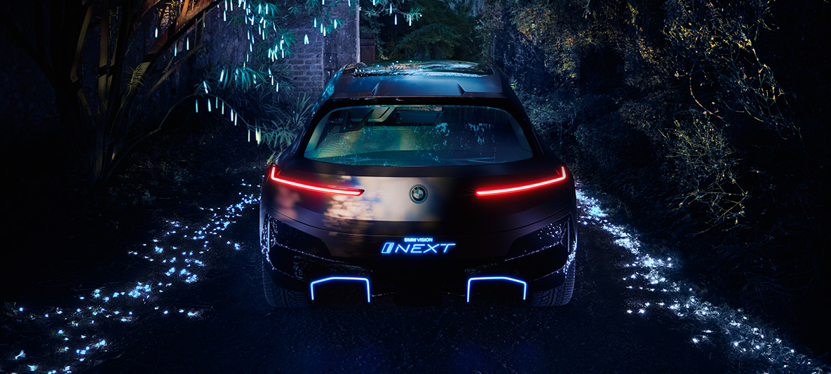 BMW Vision iNEXT takaa kuvattuna BMW Vision iNEXT takaa kuvattuna punaisten takavalojen loistaessa yöllä
