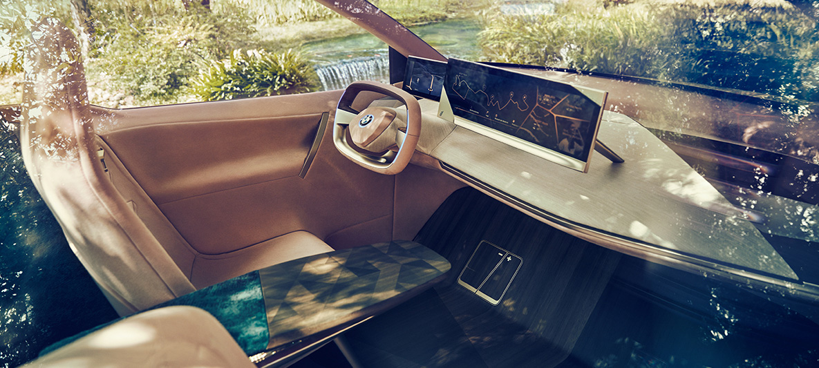 BMW Vision iNEXT -auton sisäkuva BMW Vision iNEXT -auton sisäkuvassa kuljettajan paikka ja kahvipöytä