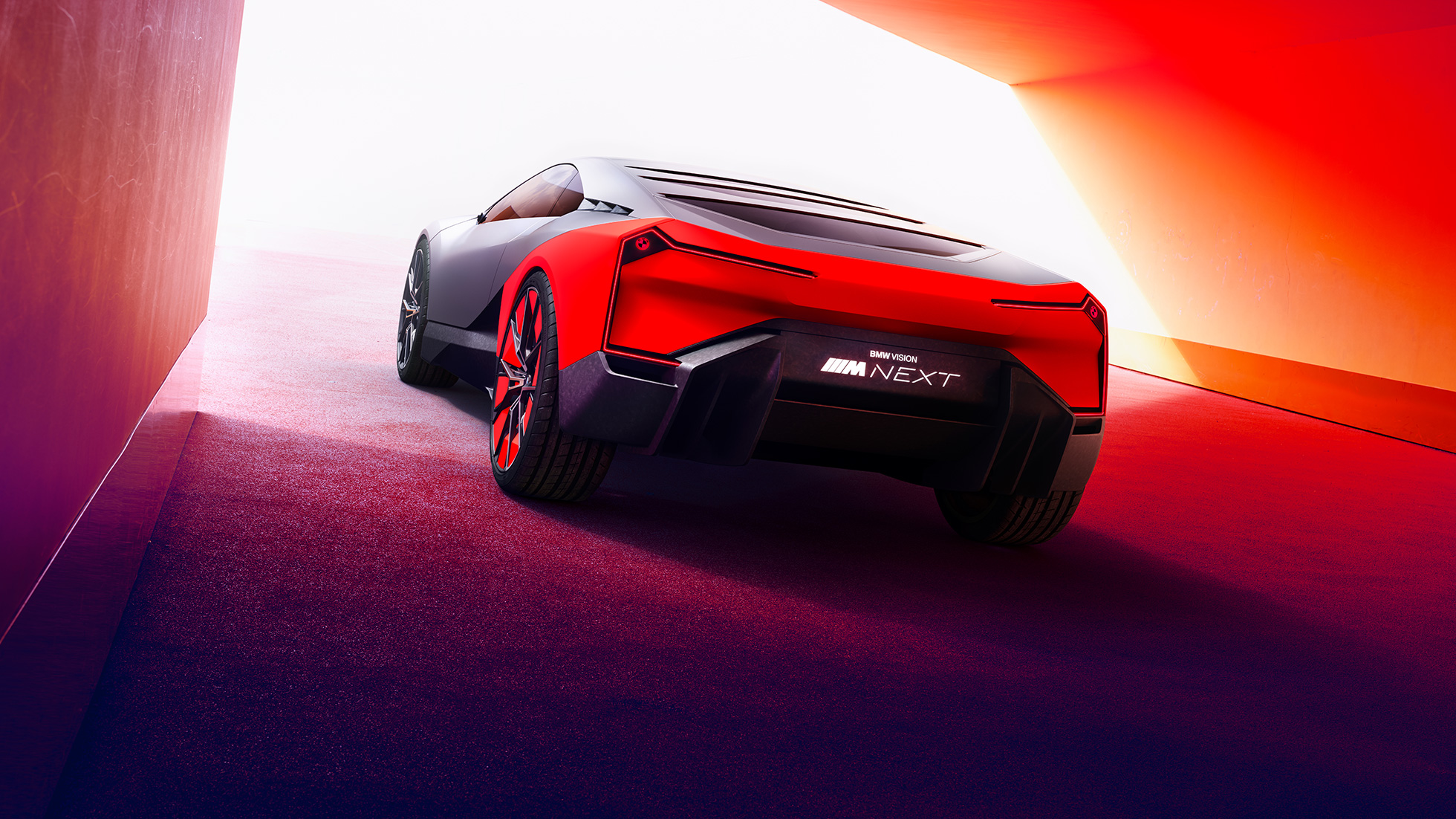 BMW Vision M NEXT, näkymä perästä BMW Vision M NEXT, 3/4-näkymä perästä, Hofmeister kink