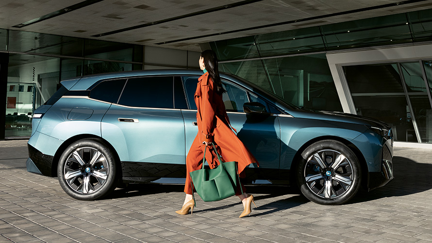 BMW Digital Key, käyttö BMW Digital Key käyttö BMW iX i20, sivunäkymä, nainen etualalla