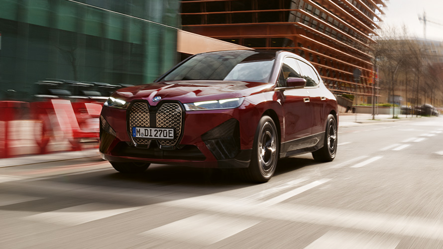 Yksilöinti BMW Digital Key BMW iX i20 BMW Digital Key yksilöinti BMW iX i20, 3/4 etunäkymä kadulla ajavasta autosta