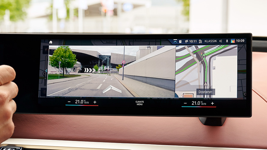 BMW Maps Connected Navigation, nainen käyttää kotona BMW Maps -sovellusta älypuhelimessa BMW Maps Connected Navigation, nainen käyttää kotona BMW Maps -sovellusta älypuhelimessa