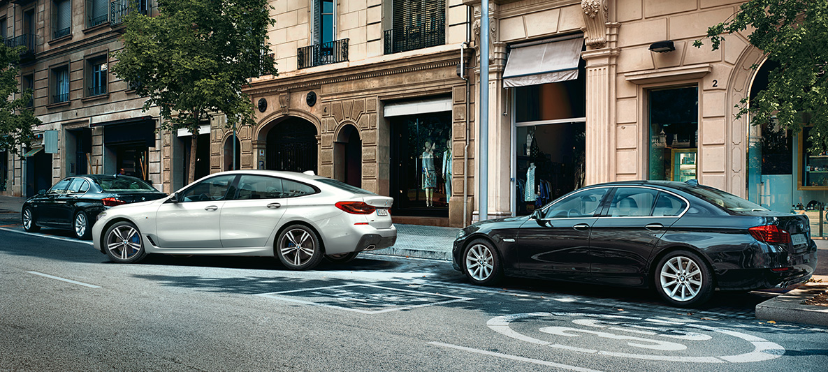 BMW Maps Connected Parking BMW Maps Connected Navigation, valkoinen BMW 6-sarjan Gran Turismo pysäköimässä