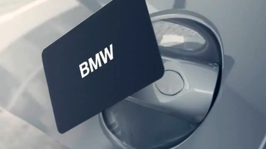 BMW KeyCard Mies avaa BMW-autonsa lukituksen BMW KeyCardilla, joka toimii auton digitaalisena avaimena