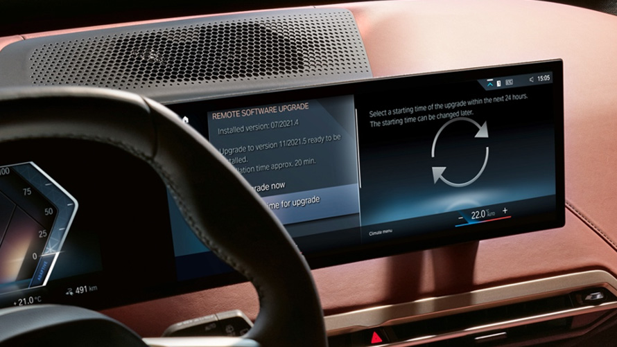 Henkilö käyttää BMW Mapsia ajon aikana liikennetilanteen minuuttitarkkojen tietojen avulla Henkilö käyttää BMW Mapsia ajon aikana liikennetilanteen minuuttitarkkojen tietojen avulla