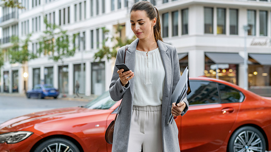 Remote Software Upgrade 21-03, BMW 4-sarjan Cabrio liikkeellä tiellä Remote Software Upgrade 21-03, BMW 4-sarjan Cabrio liikkeellä tiellä, kolmen neljäsosan sivunäkymä