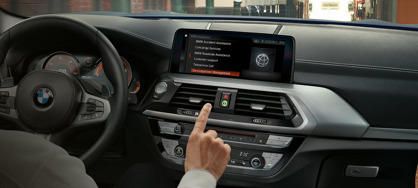 BMW-auton sisäkuva jossa monitoiminäyttö BMW-auton sisäkuvassa monitoiminäytössä näkyvä puhelu