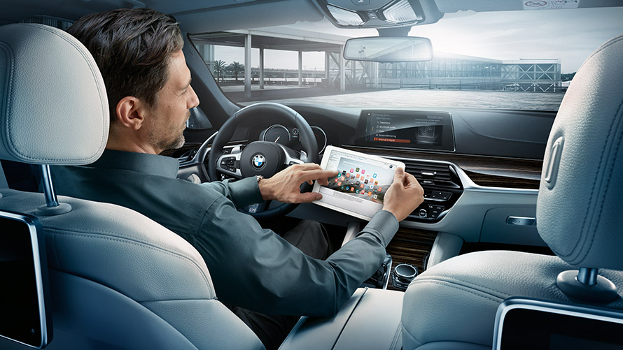 WLAN Hotspot (ei saatavilla Suomessa) Mies käyttää WLAN Hotspotia BMW:ssä