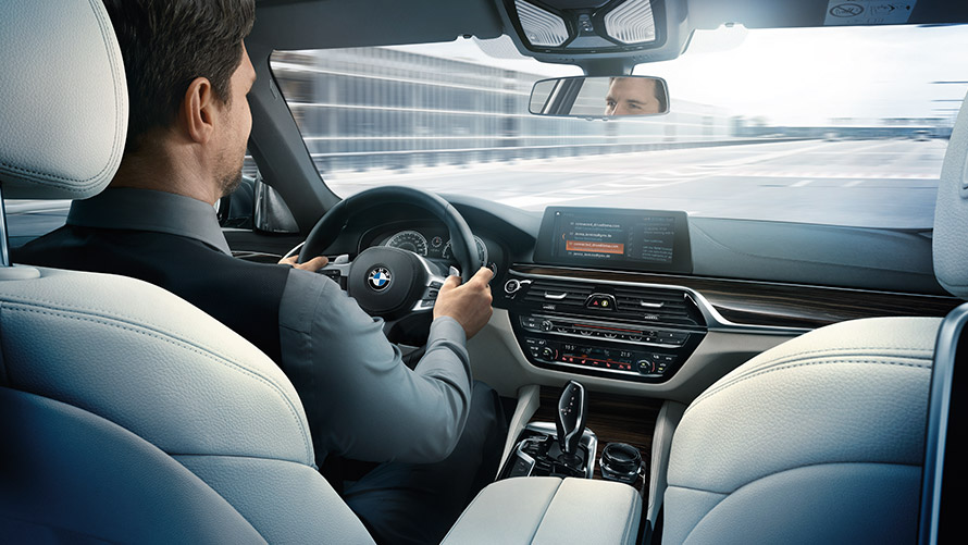 Microsoft Office 365 (ei saatavilla Suomessa) Mies käyttää BMW:n näytössä näytettäviä Microsoft Office 365 -toimintoja