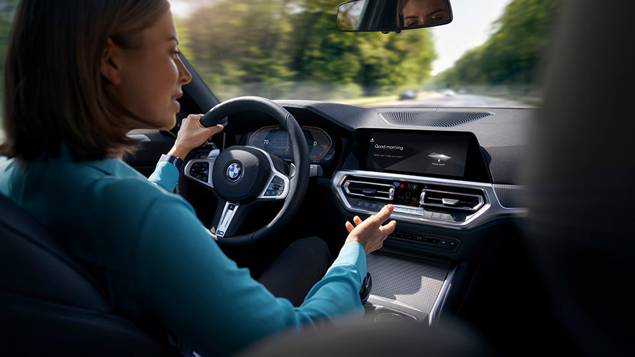 BMW Intelligent Personal Assistant -avustin, BMW Car Expert Nainen ajaa BMW:llä ja käyttää Car Expertiä