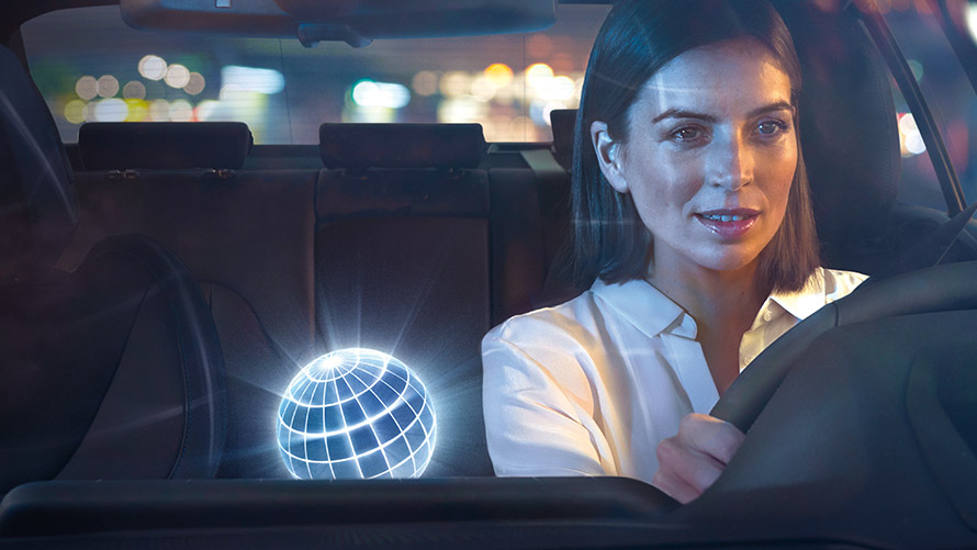 BMW Intelligent Personal Assistant -avustin, Natural Interaction Nainen ajaa BMW:llä yömaisemassa.