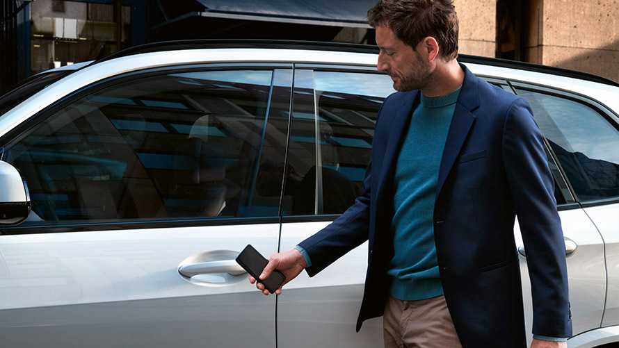 Digital Key (saatavilla ennakkotietojen mukaan 07/2018 alkaen) Mies avaa BMW:n keskuslukituksen älypuhelimen Digital Key -avaimella