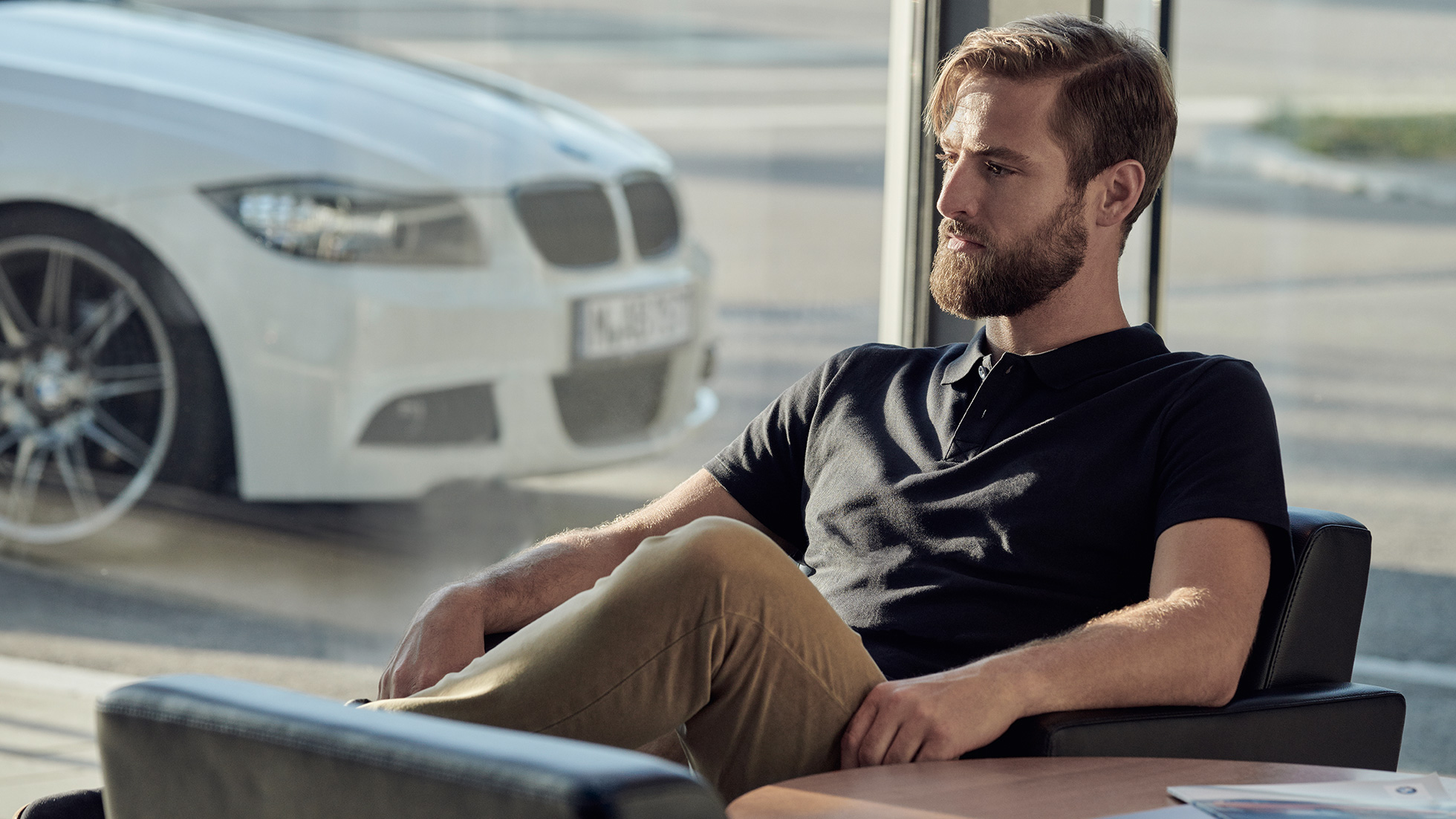 BMW Service BMW Huolenpitosopimus BMW Service BMW Huolenpitosopimus mies istuu rentoutuneena BMW-jälleenmyyjän luona