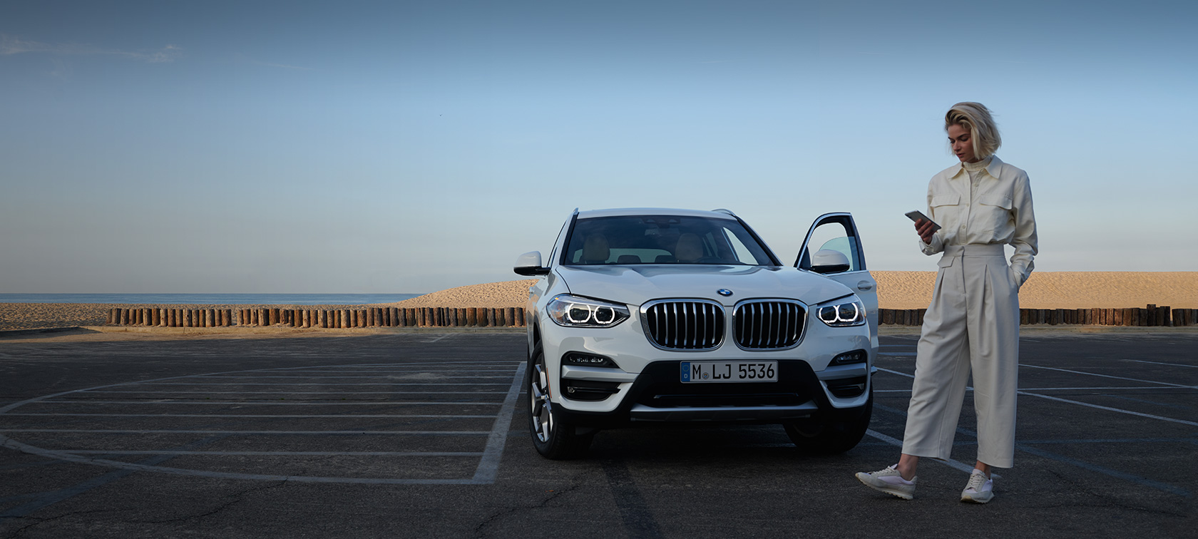 My BMW -sovellus, nainen ja älypuhelin My BMW -sovellus, nainen ja älypuhelin
