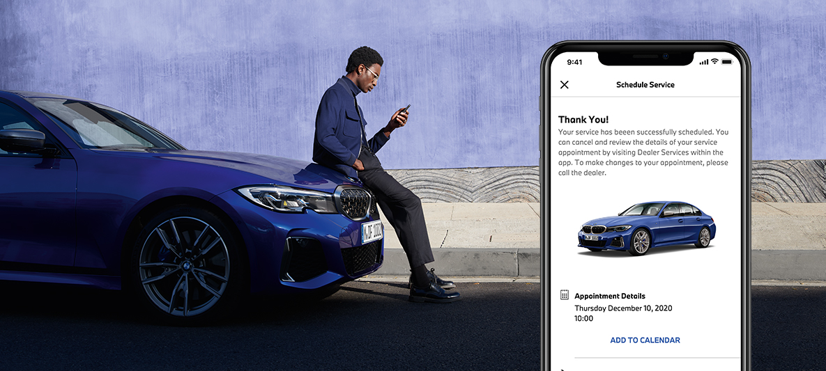 My BMW -sovellus, huoltotarpeiden hallinta, mies istuu BMW-auton konepellillä My BMW -sovellus, huoltotarpeiden hallinta, mies istuu BMW-auton konepellillä