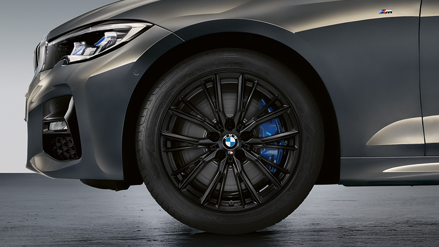 18'' M Performance Double-spoke 796 M 18'' M Performance kevytmetallivanne Double-spoke 796 M Jet Black matta, talvirengassetti edessä