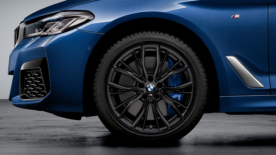 19'' M Performance Double-spoke 786 M Taottu 19'' M Performance -vanne Double-spoke 786 M Jet Black matta, talvirengassetti edessä