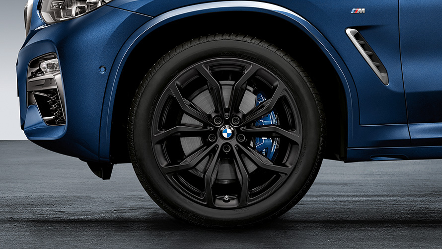 20” Y-spoke 695 20'' BMW kevytmetallivanne Y-spoke 695 Jet Black matta, talvirengassetti edessä