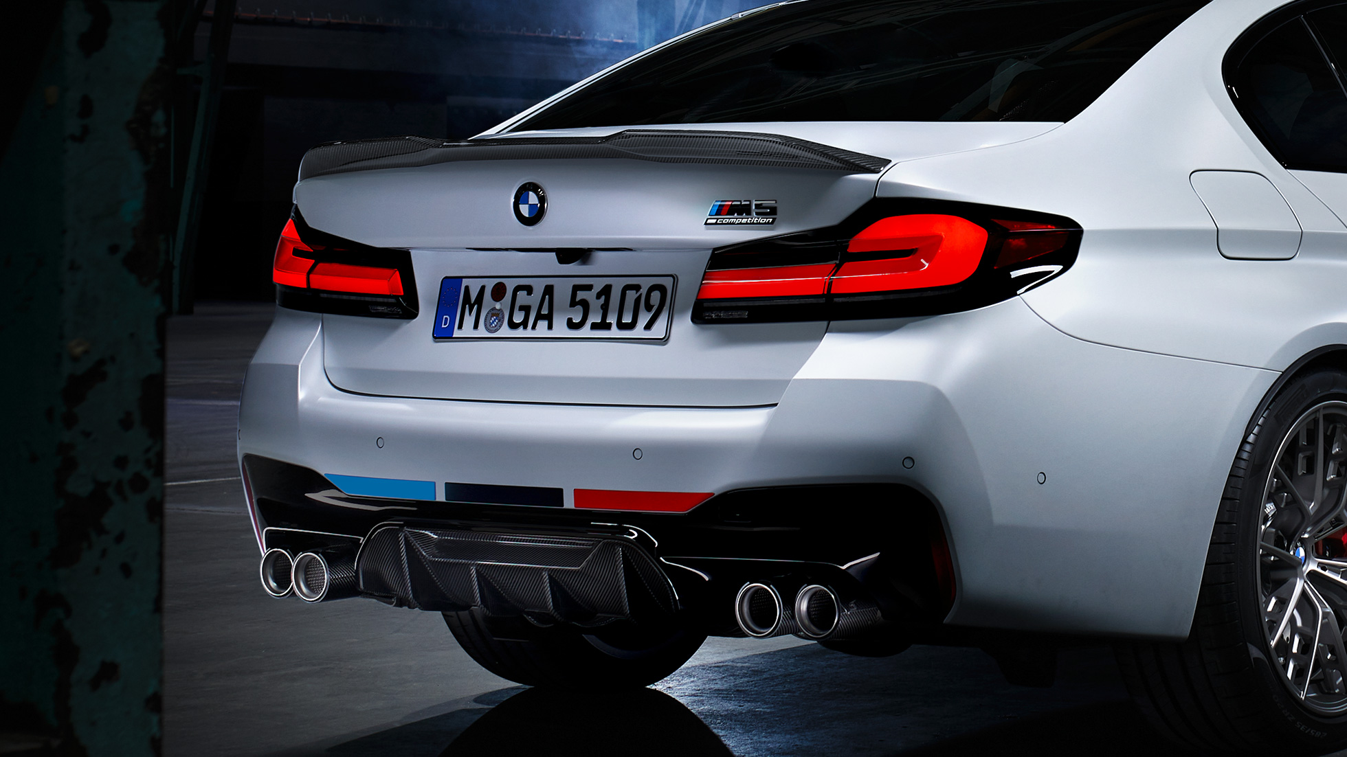 BMW M5 kolmen neljäsosan näkymä perästä BMW M Performance -osat BMW M5 kolmen neljäsosan näkymä perästä