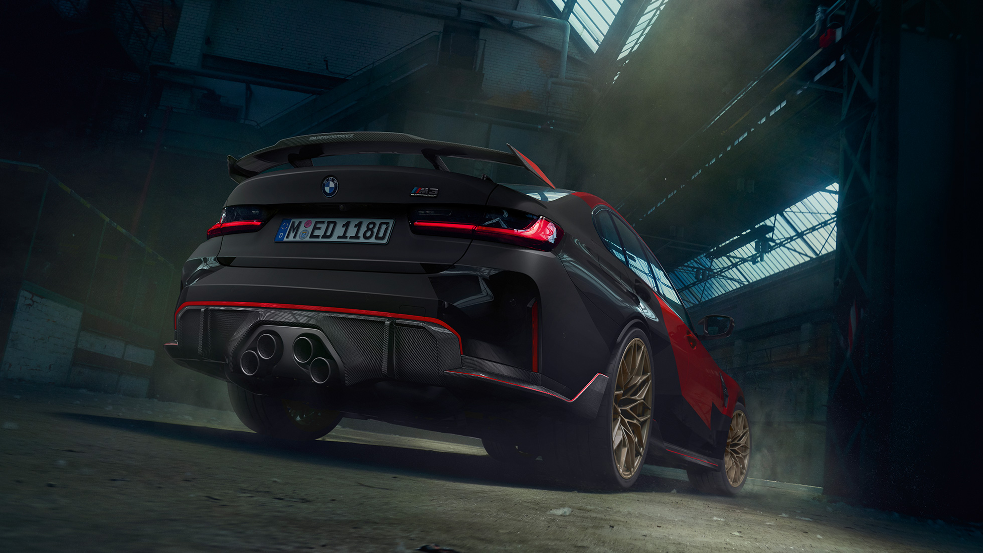 BMW M3 G80 kolmen neljäsosan näkymä perästä BMW M Performance -osat BMW M3 G80 kolmen neljäsosan näkymä perästä