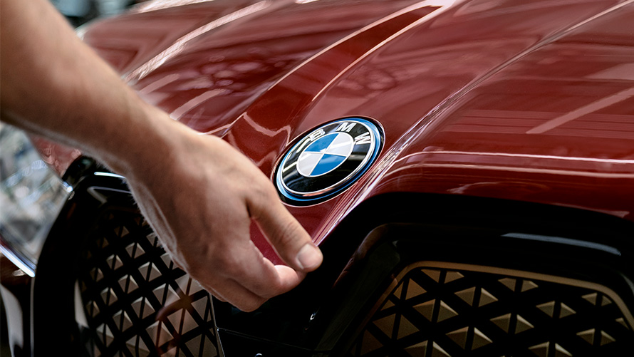 BMW kesäisissä kulisseissa mallin kanssa BMW Huolenpitosopimus BMW kesäisissä kulisseissa mallin kanssa