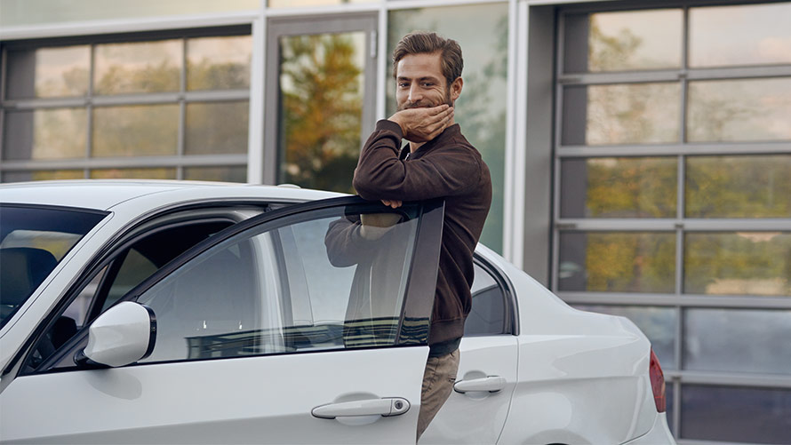 BMW Huolenpitosopimus Nainen BMW-liikkeen edessä