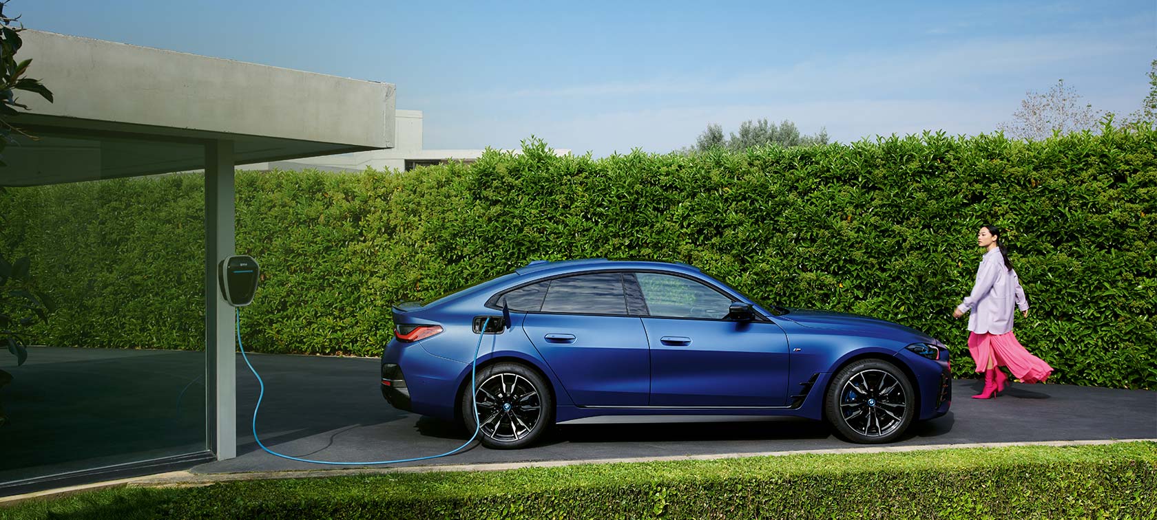 BMW i4 M50 G26 2021 BMW Individual -metalliväri Frozen Portimao Blue, 3/4-näkymä keulasta, ajamassa