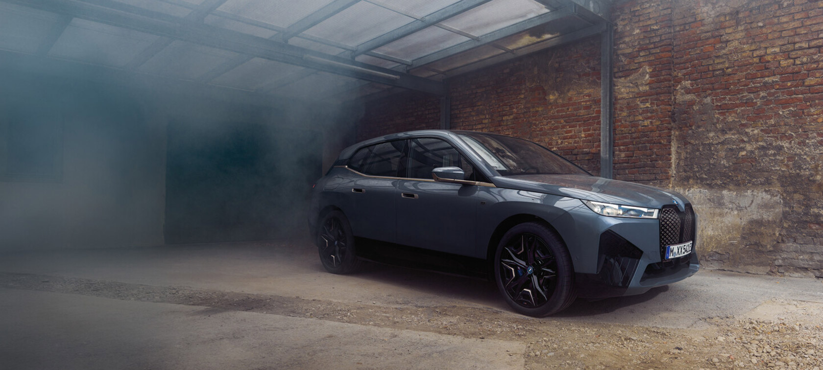 BMW iX M60 i20 2022 sähköinen SUV metalliväri Oxide Grey 