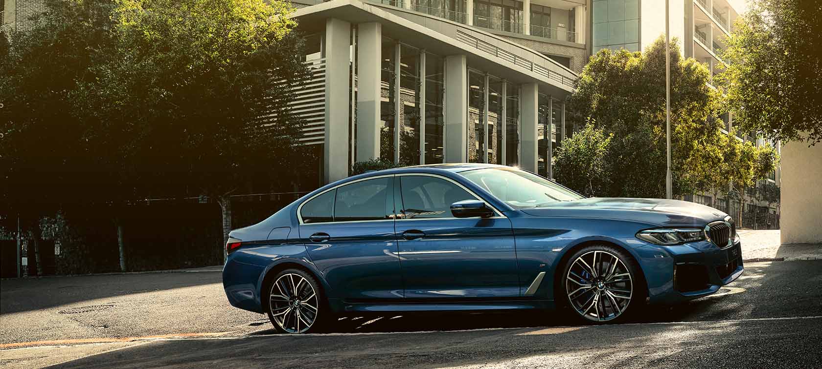 BMW 5-sarjan Sedan G30 pysähtyneenä BMW 5-sarjan Sedan G30 Facelift 2020 Phytonic Blue lintuperspektiivi pysähtyneestä autosta