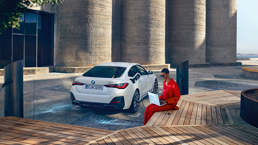 Laddning av BMW i4 hemma på uppfart. Laddning av BMW i4 hemma på uppfart.
