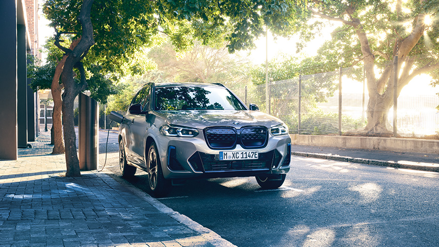 BMW iX3 med fyrhjulsdrift parkerad på landsväg. BMW iX3 med fyrhjulsdrift parkerad på landsväg.