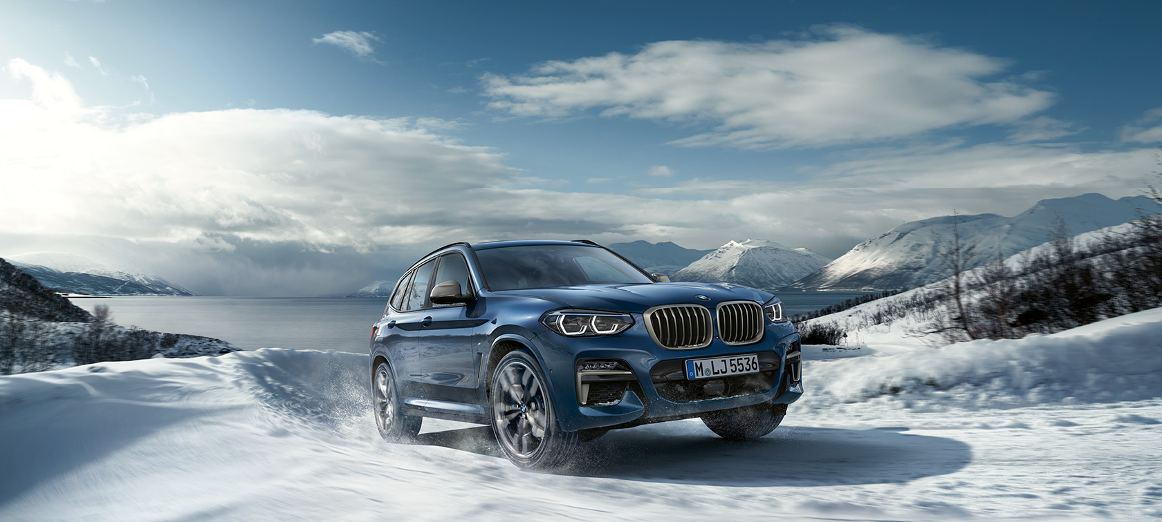 BMW X3 G01 Sophisto Grey, kolmen neljäsosan näkymä keulasta lentokonehallin edustalla 2021