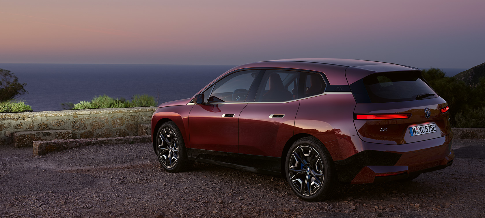 BMW iX i20 2021, sähköinen SUV, BMW iX xDrive50, Aventurine Red, näkymä rannikolla