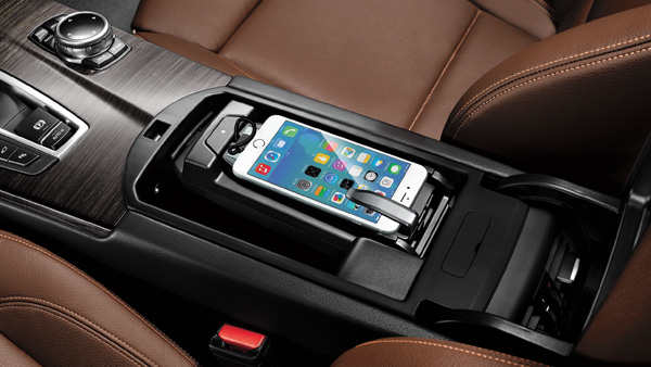 BMW snap-in-adapteri Apple-matkapuhelimiin. BMW snap-in-adapteri Apple-matkapuhelimiin.