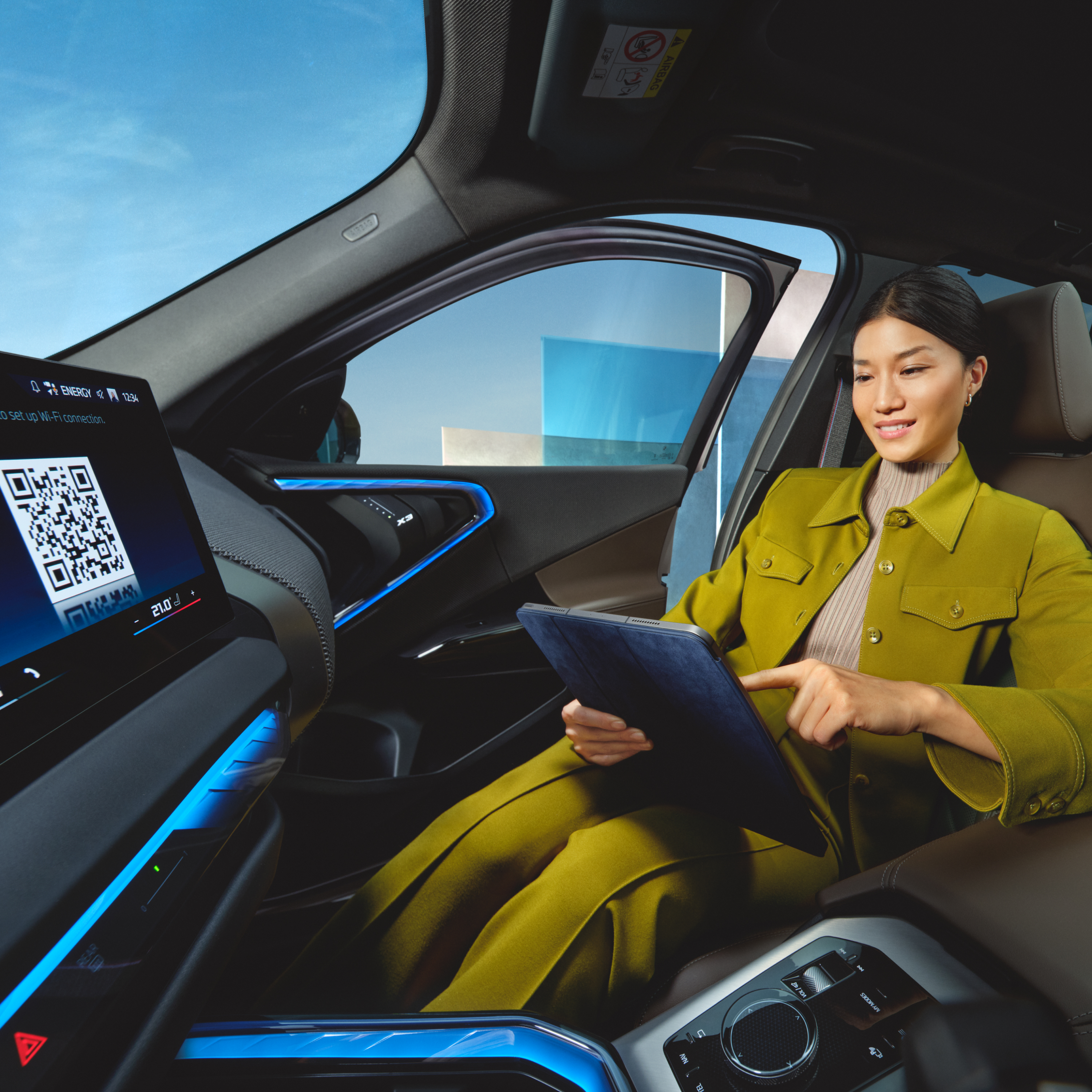 Henkilö käyttää tablettia BMW: ssä