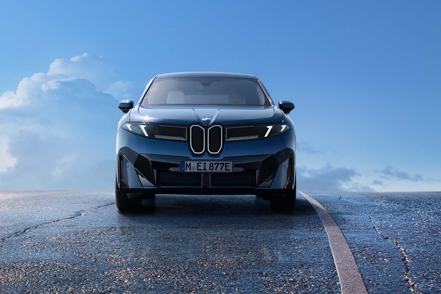 Sininen BMW iX3 edestä katsottuna