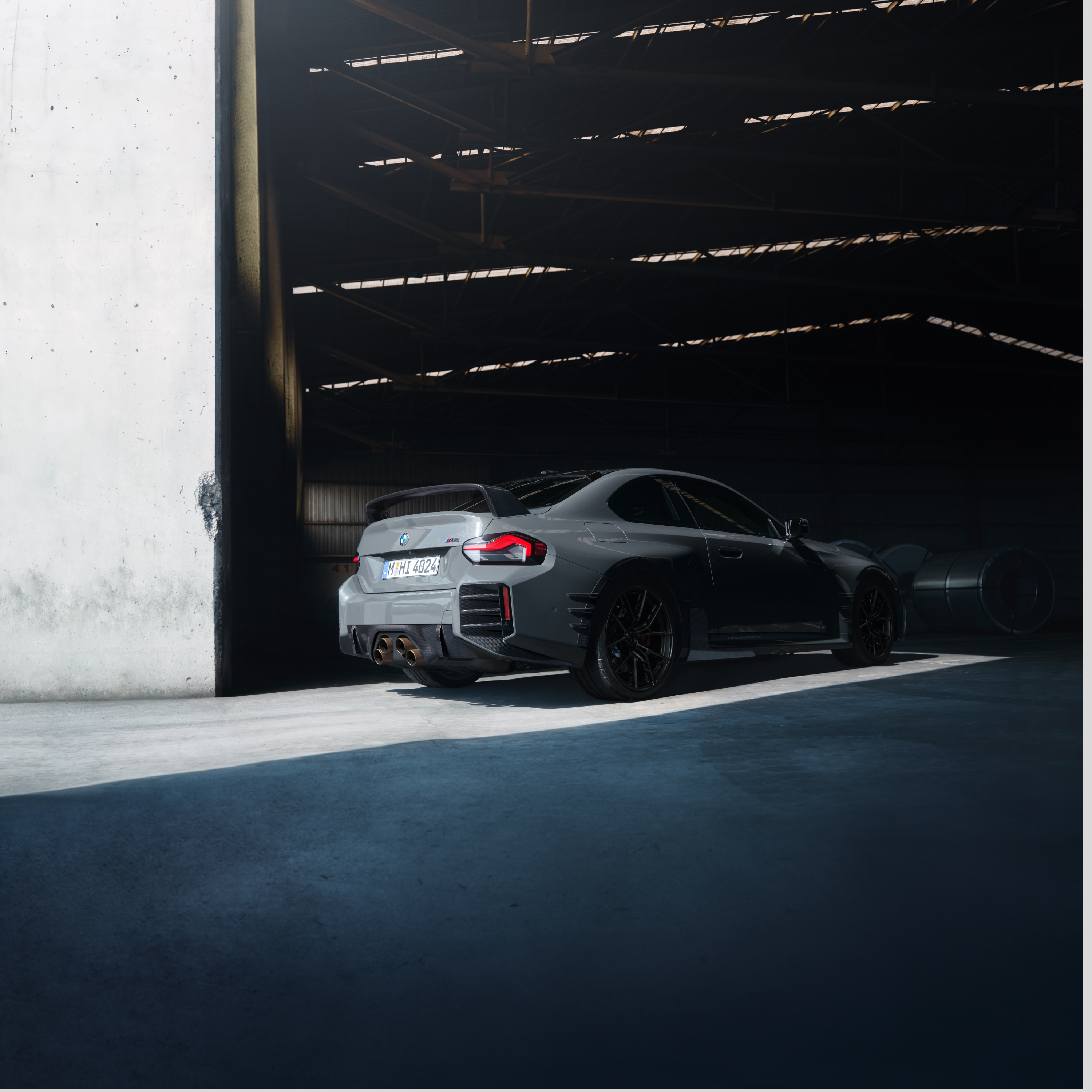 BMW seisoo suuren hallin portilla