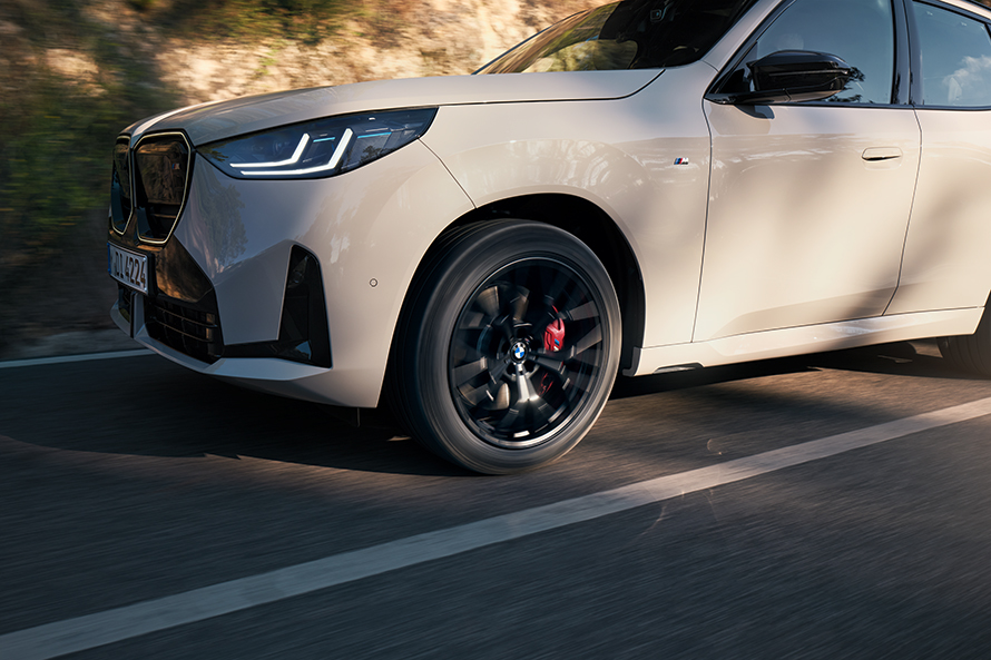 Alkuperäiset BMW-renkaat BMW M -etupyörässä Alkuperäiset BMW-renkaat BMW M -etupyörässä