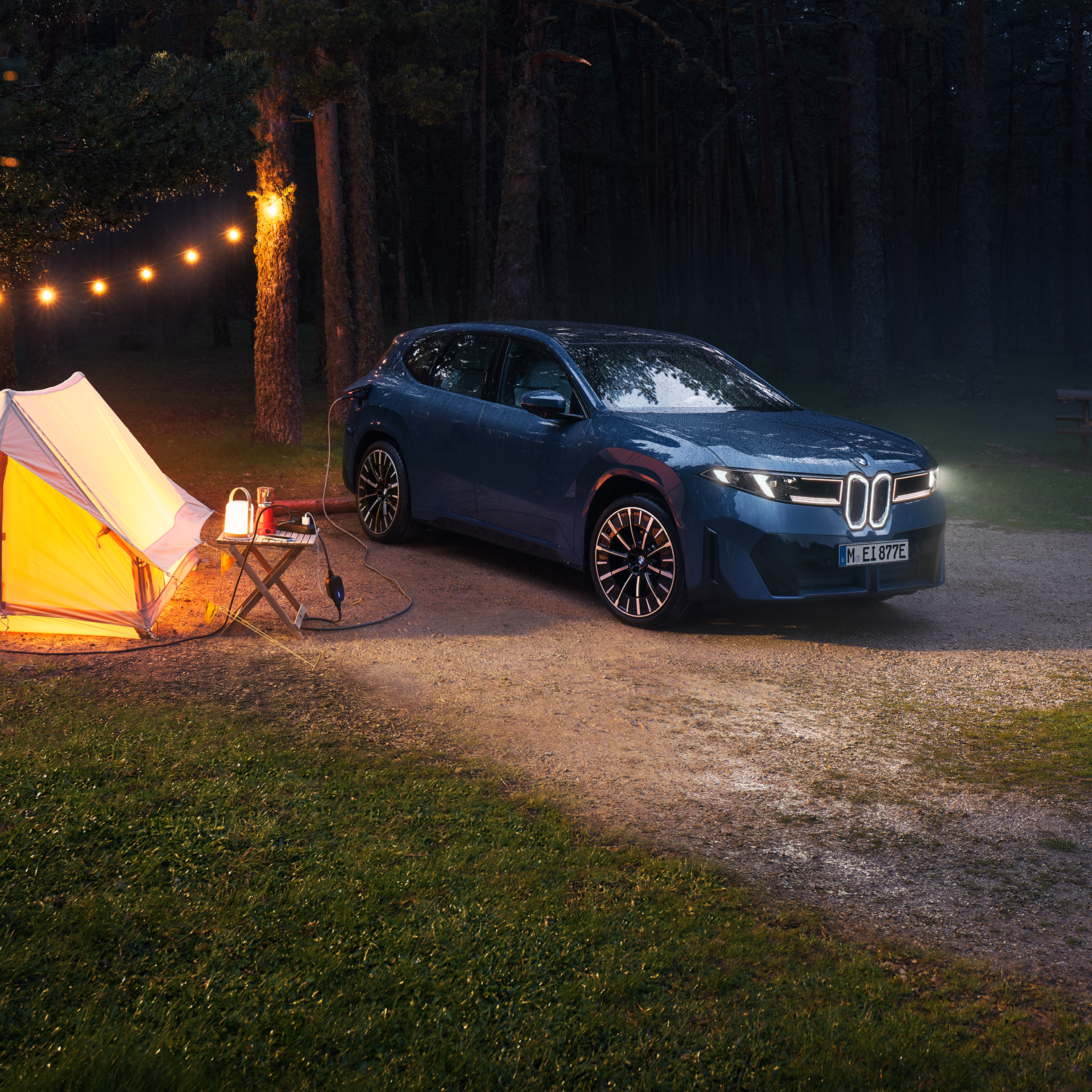 BMW iX3 mallin varastoimaa sähköä käytetään sähköisten retkeilyvarusteisiin