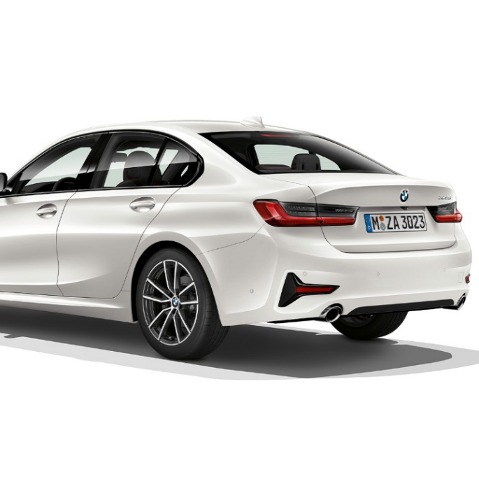 BMW 3-sarjan Sedan, Business Sport -mallin perä. Kolmeneljäsosakuva BMW 3-sarjan Sedanin Business Sport -mallin perästä.