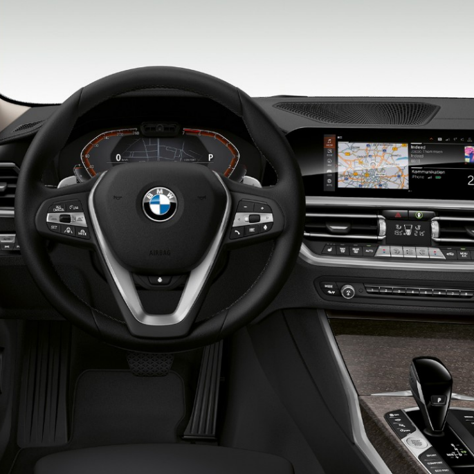 BMW 3-sarjan Sedan, Business Luxury -mallin ohjaamo. Lähikuva BMW 3-sarjan Sedanin Business Luxury -mallin sisätilasta kuljettajan puolelta.
